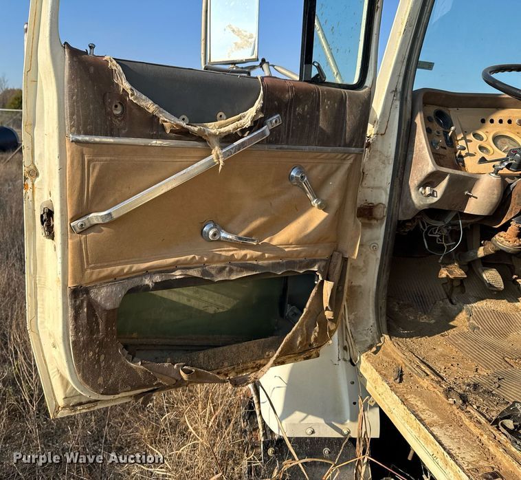 image for item DJ9746 1982 Ford L8000 water truck