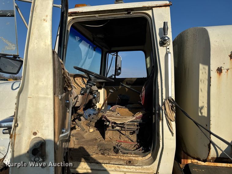 image for item DJ9746 1982 Ford L8000 water truck