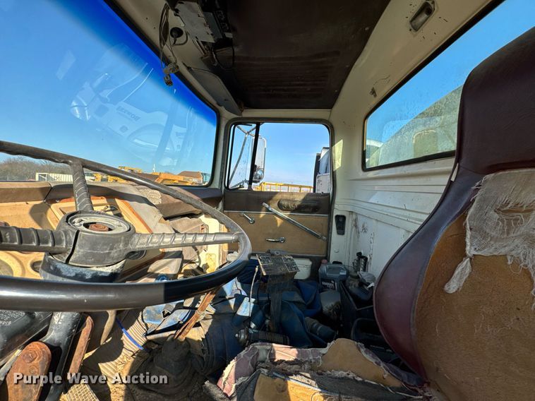 image for item DJ9746 1982 Ford L8000 water truck