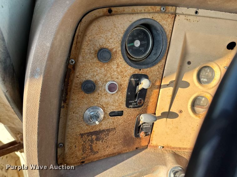 image for item DJ9746 1982 Ford L8000 water truck