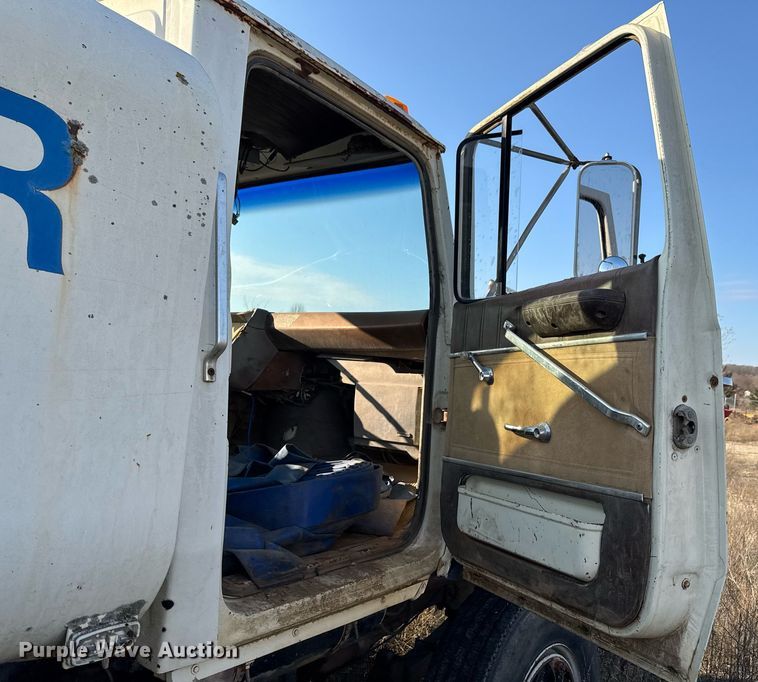 image for item DJ9746 1982 Ford L8000 water truck