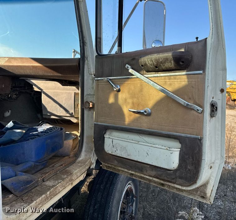 image for item DJ9746 1982 Ford L8000 water truck