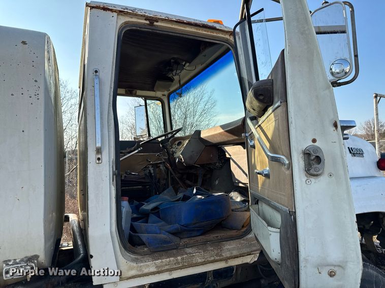 image for item DJ9746 1982 Ford L8000 water truck