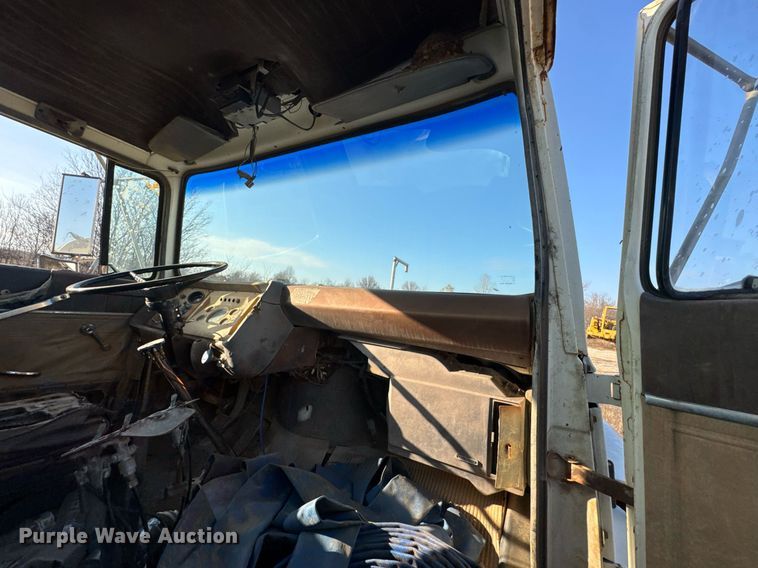 image for item DJ9746 1982 Ford L8000 water truck