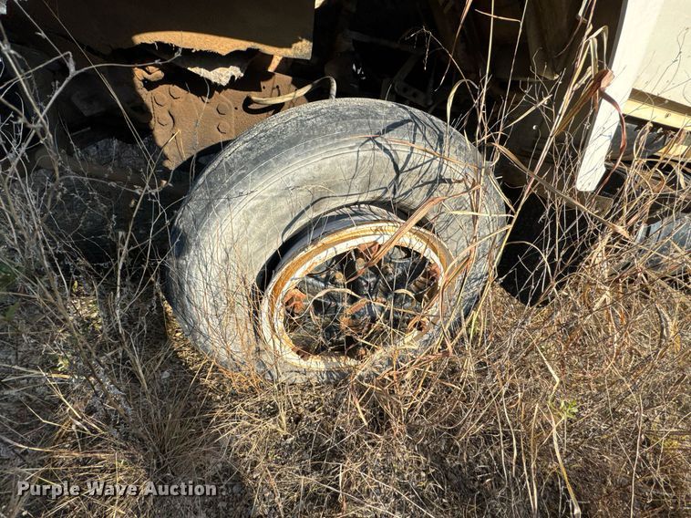 image for item DJ9746 1982 Ford L8000 water truck