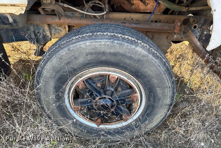 image for item DJ9746 1982 Ford L8000 water truck