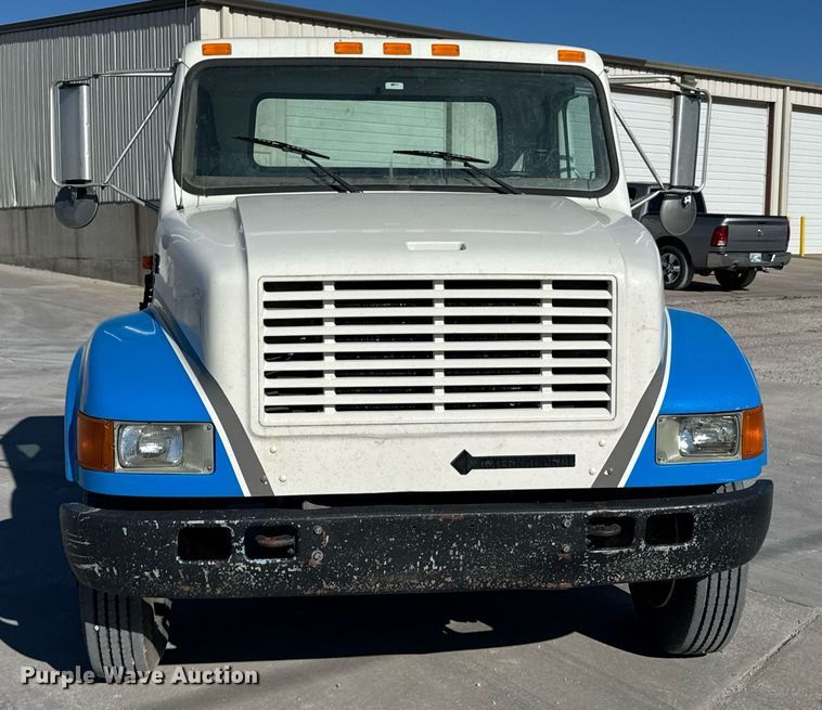 image for item DO0009 2002 International 4700 truck cab and chassis