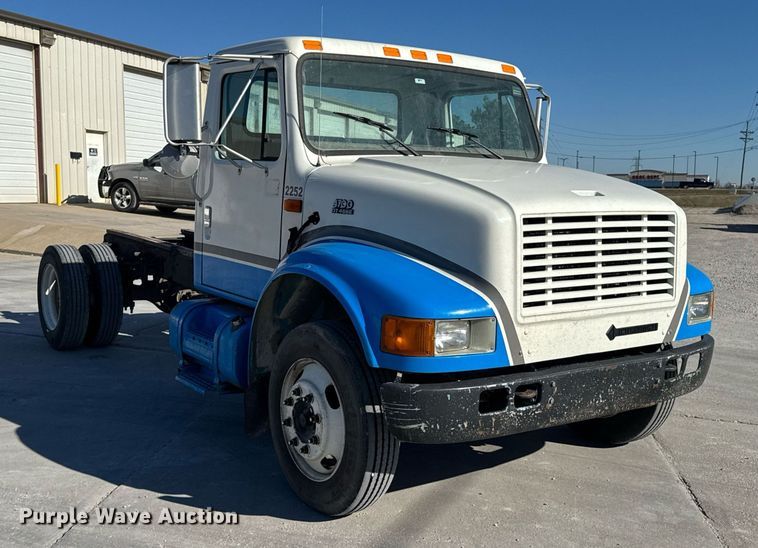 image for item DO0009 2002 International 4700 truck cab and chassis