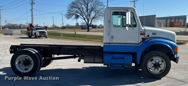 image for item DO0009 2002 International 4700 truck cab and chassis