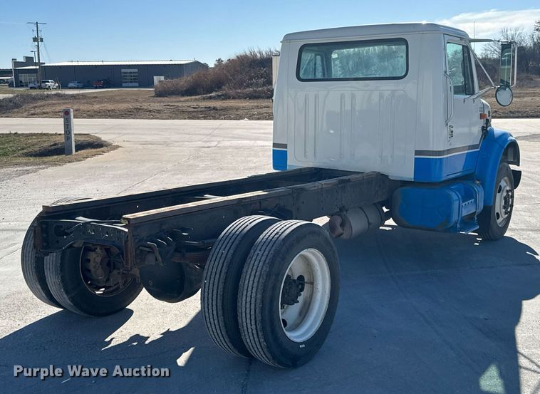image for item DO0009 2002 International 4700 truck cab and chassis