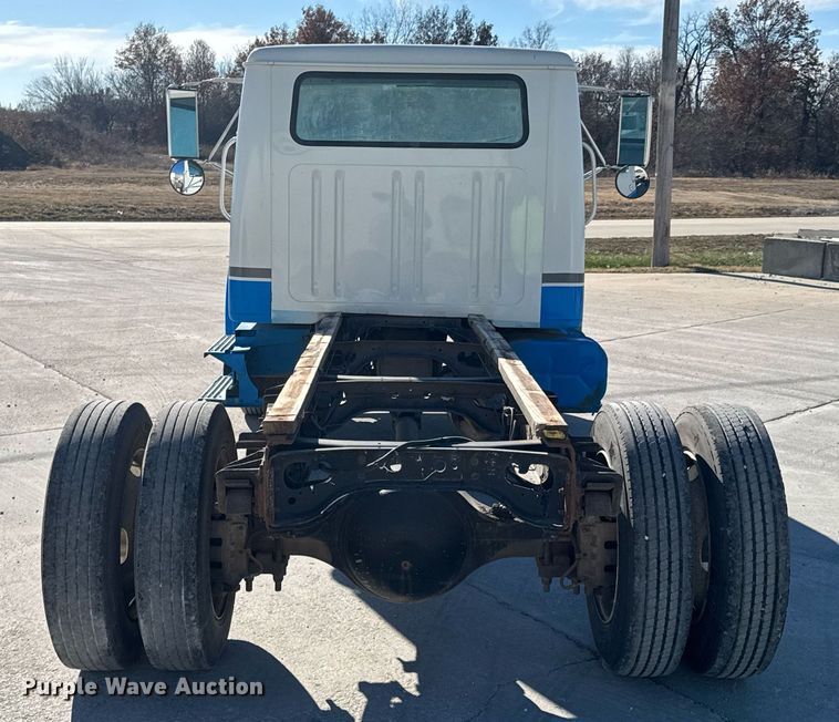 image for item DO0009 2002 International 4700 truck cab and chassis