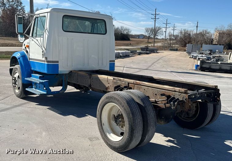 image for item DO0009 2002 International 4700 truck cab and chassis