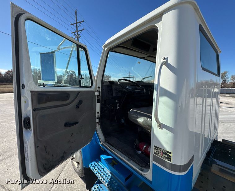 image for item DO0009 2002 International 4700 truck cab and chassis