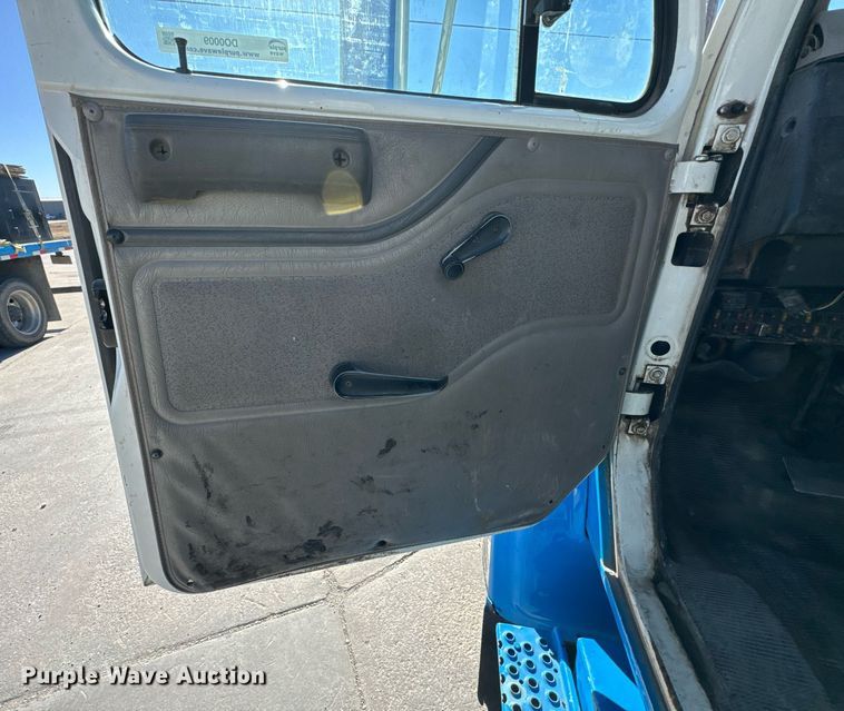 image for item DO0009 2002 International 4700 truck cab and chassis