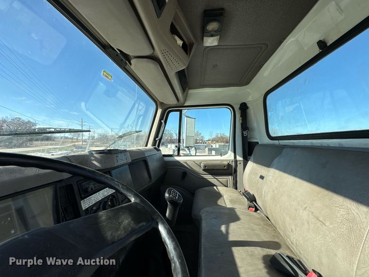 image for item DO0009 2002 International 4700 truck cab and chassis