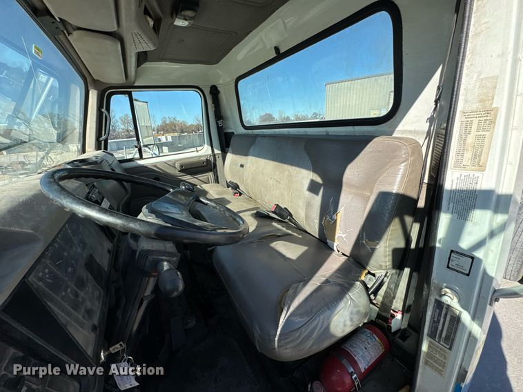 image for item DO0009 2002 International 4700 truck cab and chassis