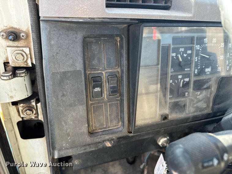 image for item DO0009 2002 International 4700 truck cab and chassis