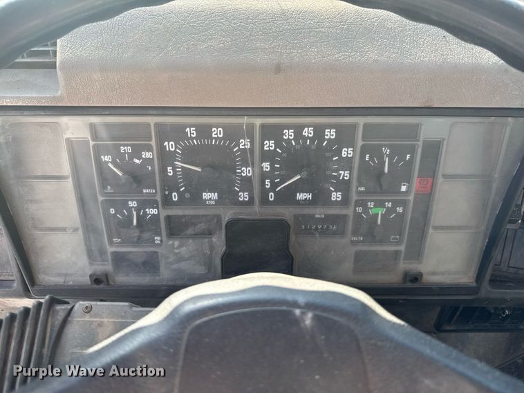 image for item DO0009 2002 International 4700 truck cab and chassis