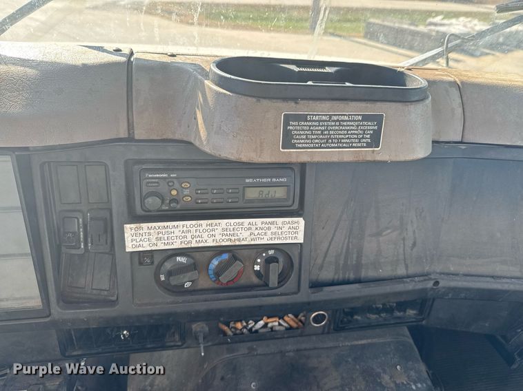 image for item DO0009 2002 International 4700 truck cab and chassis