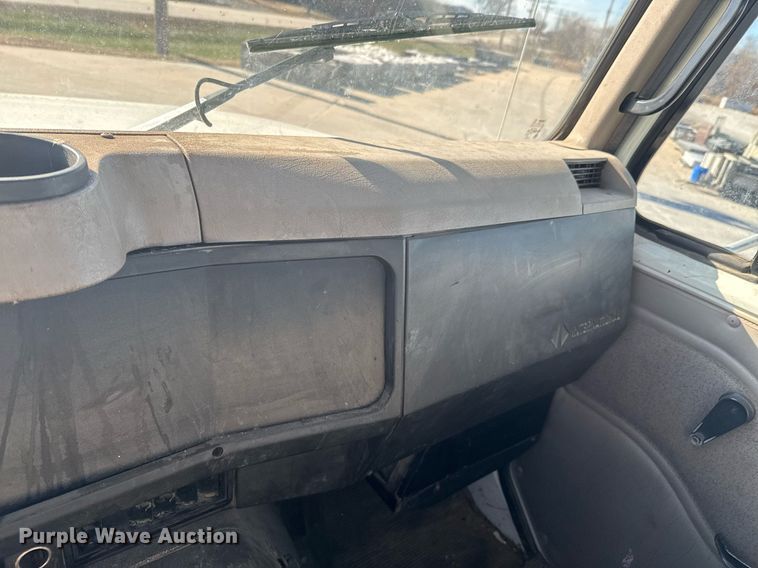 image for item DO0009 2002 International 4700 truck cab and chassis