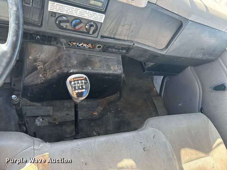 image for item DO0009 2002 International 4700 truck cab and chassis