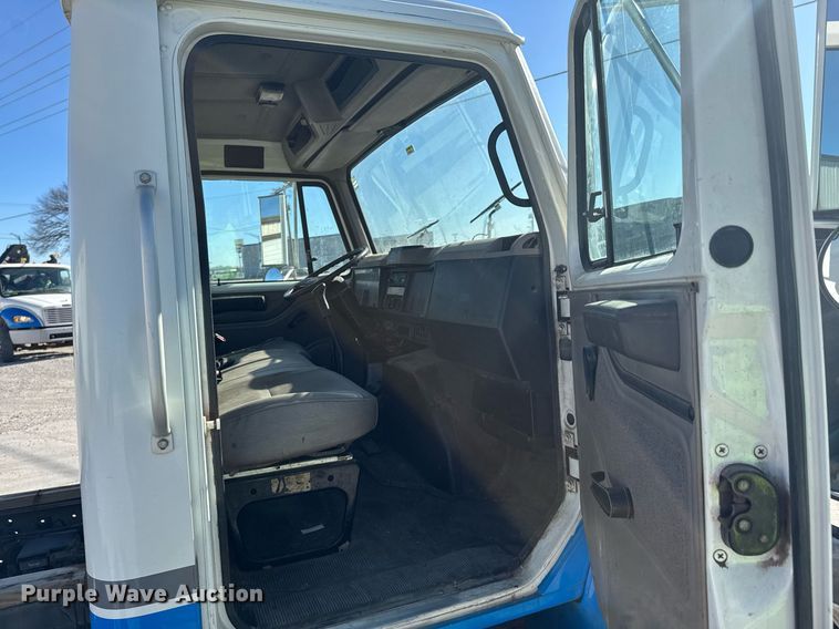 image for item DO0009 2002 International 4700 truck cab and chassis