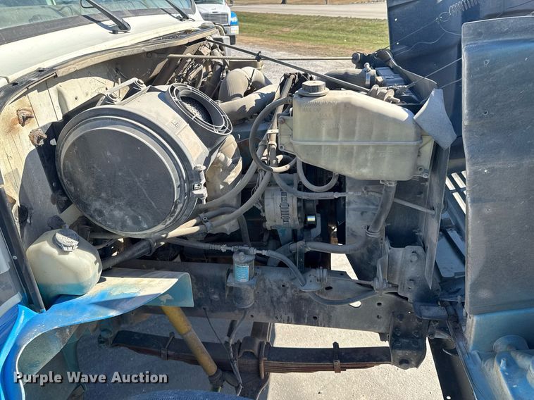 image for item DO0009 2002 International 4700 truck cab and chassis