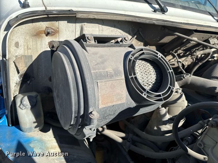 image for item DO0009 2002 International 4700 truck cab and chassis