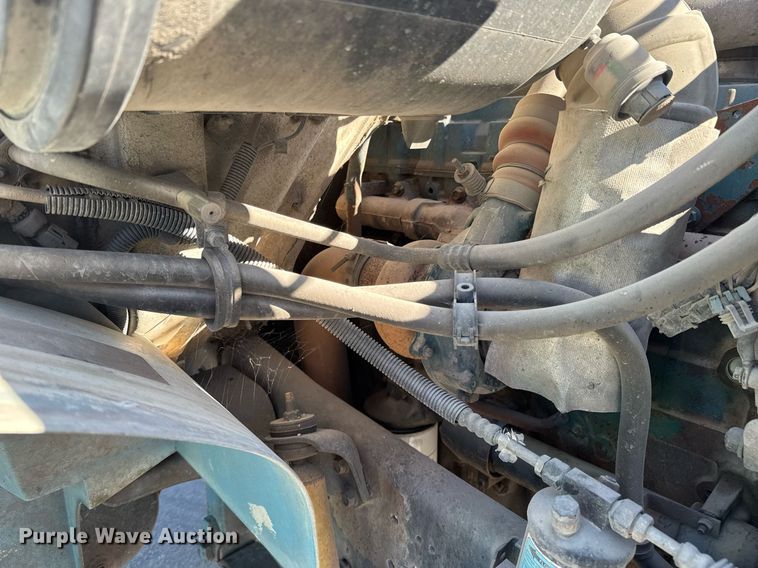 image for item DO0009 2002 International 4700 truck cab and chassis