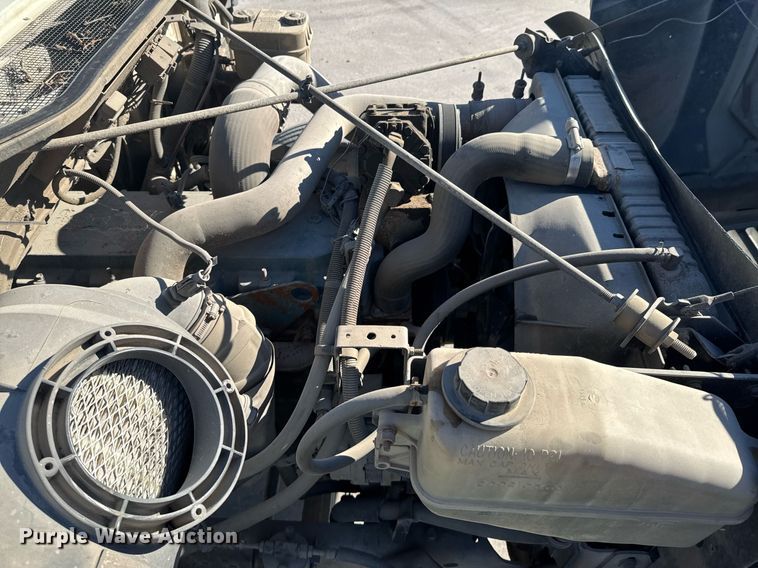 image for item DO0009 2002 International 4700 truck cab and chassis