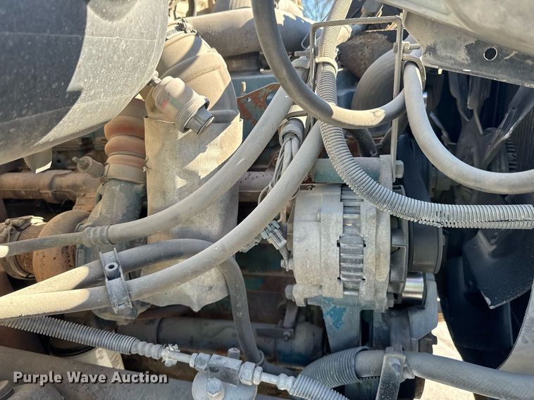 image for item DO0009 2002 International 4700 truck cab and chassis