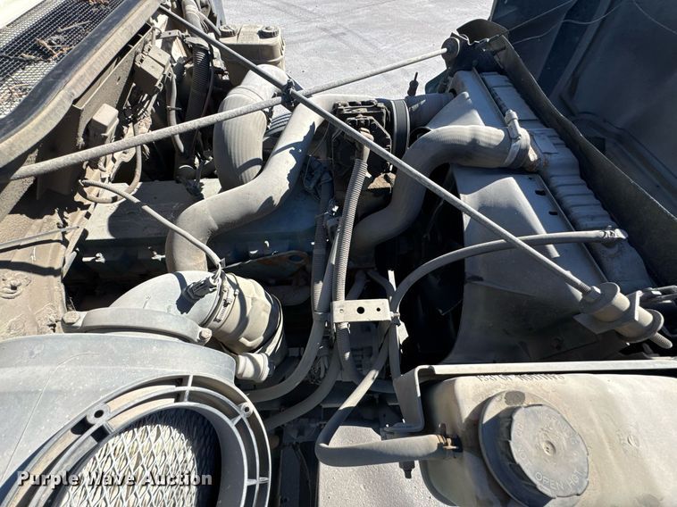 image for item DO0009 2002 International 4700 truck cab and chassis