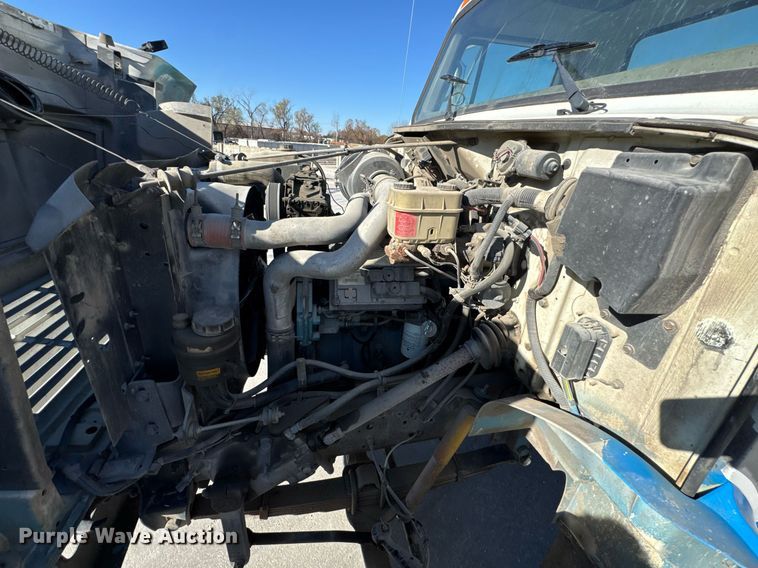 image for item DO0009 2002 International 4700 truck cab and chassis