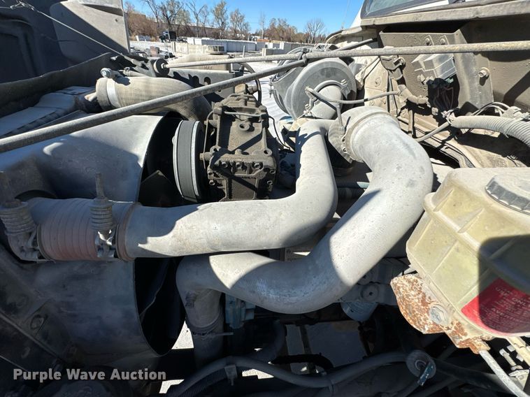 image for item DO0009 2002 International 4700 truck cab and chassis