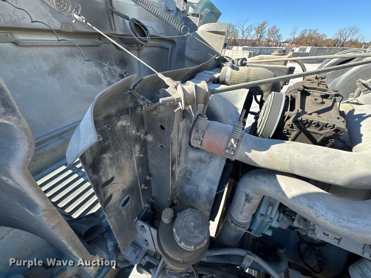 image for item DO0009 2002 International 4700 truck cab and chassis