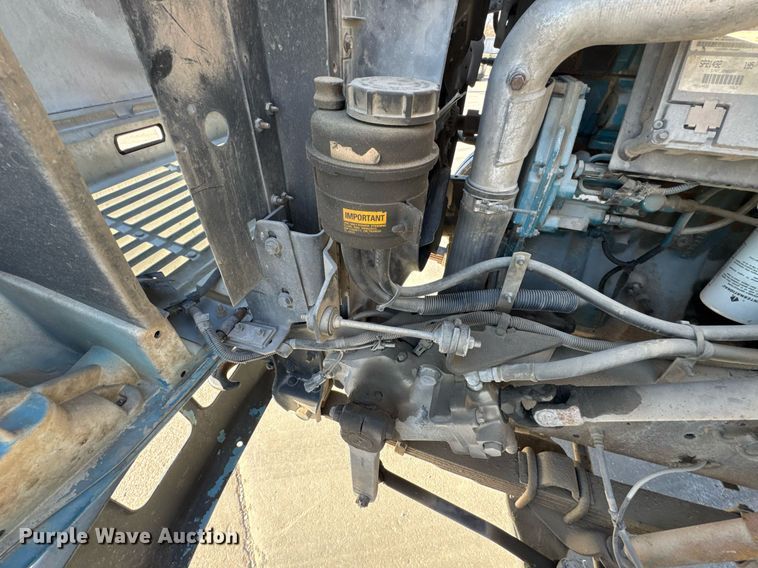 image for item DO0009 2002 International 4700 truck cab and chassis