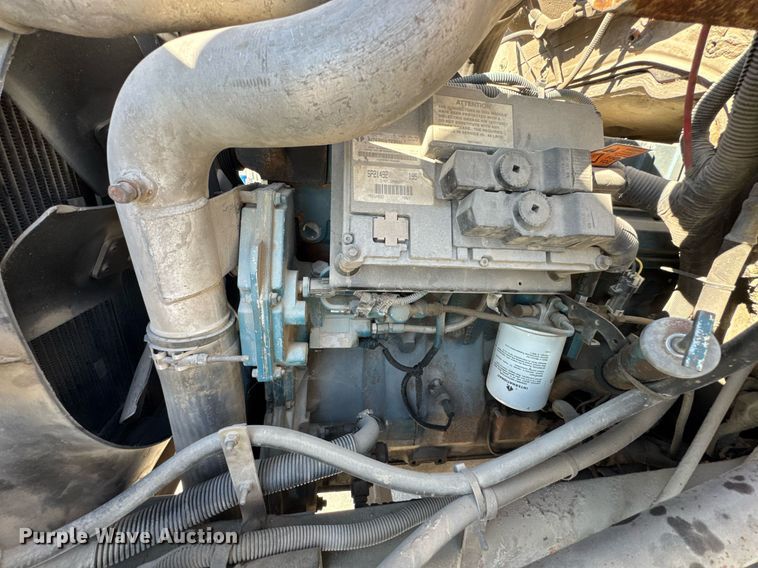 image for item DO0009 2002 International 4700 truck cab and chassis