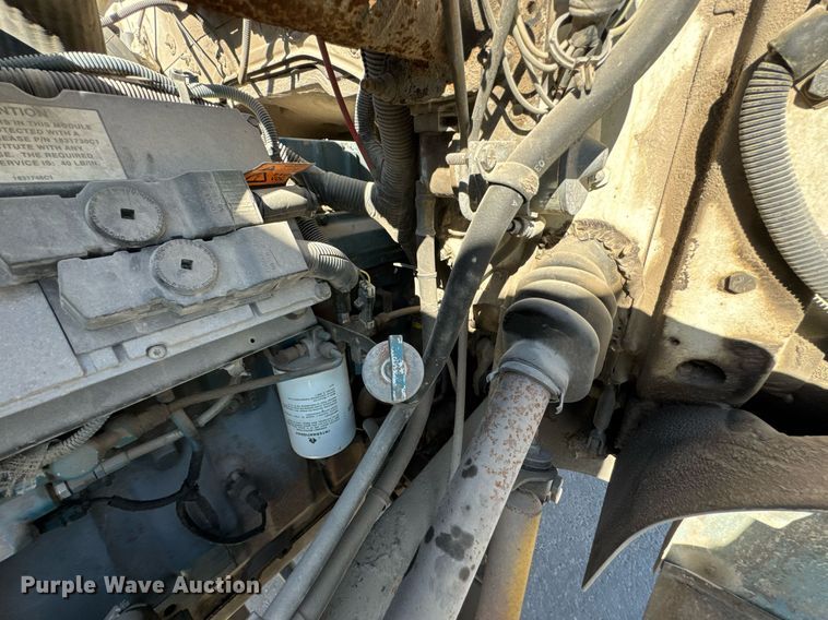 image for item DO0009 2002 International 4700 truck cab and chassis