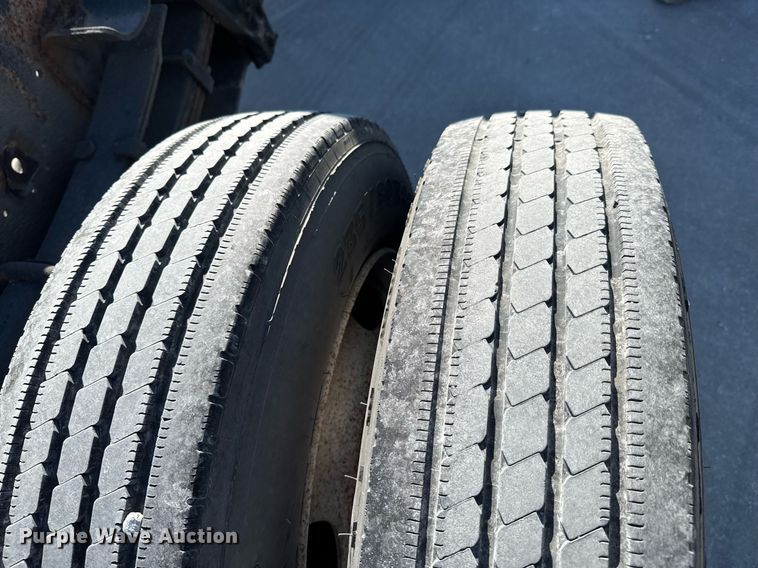 image for item DO0009 2002 International 4700 truck cab and chassis