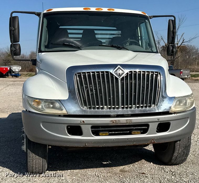 image for item DO0534 2007 International 4300 flatbed truck