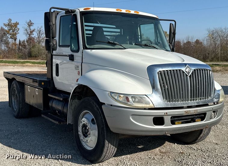 image for item DO0534 2007 International 4300 flatbed truck