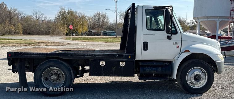image for item DO0534 2007 International 4300 flatbed truck