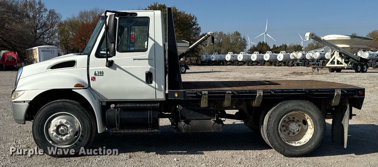 image for item DO0534 2007 International 4300 flatbed truck