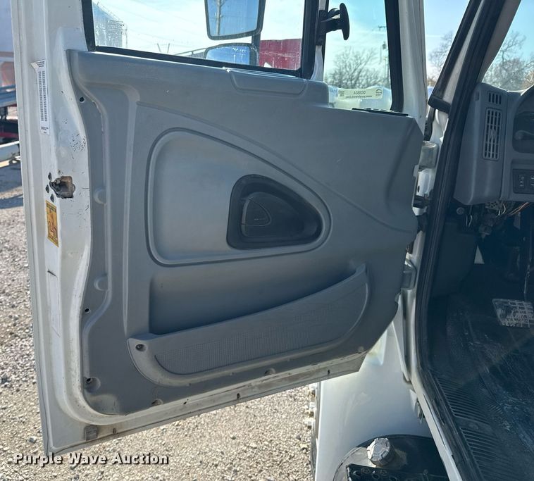 image for item DO0534 2007 International 4300 flatbed truck