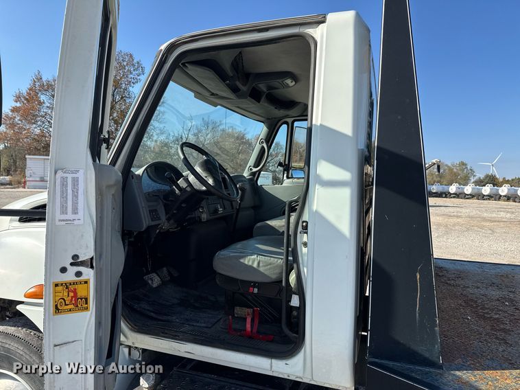 image for item DO0534 2007 International 4300 flatbed truck