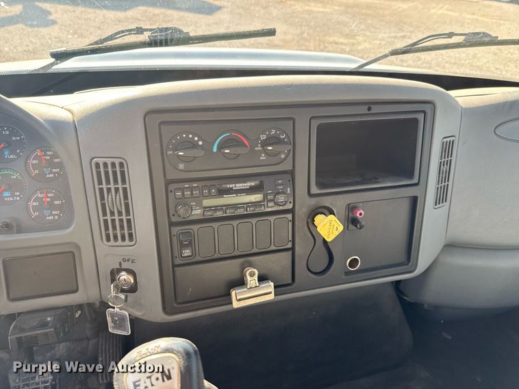image for item DO0534 2007 International 4300 flatbed truck