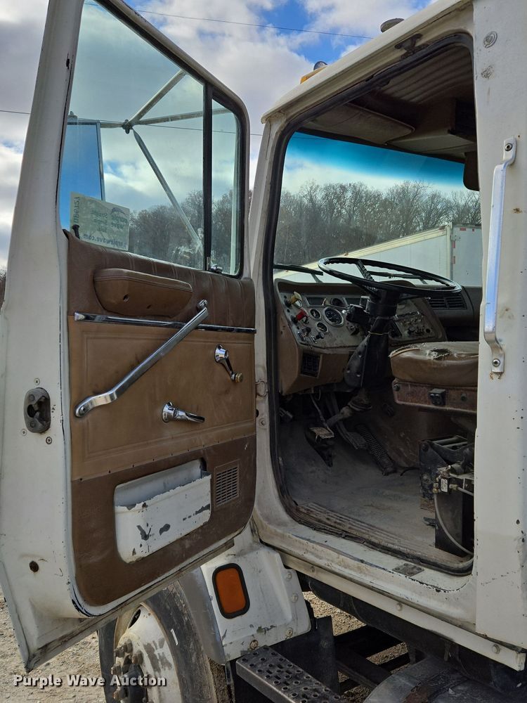 image for item DP6727 1996 Ford L-9000 semi truck