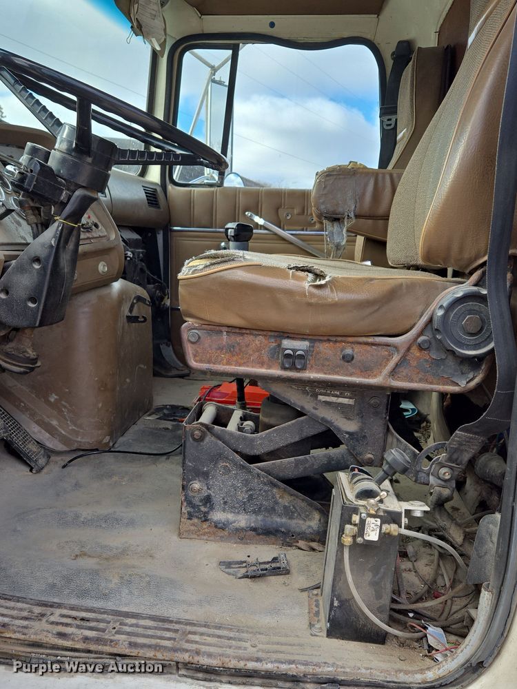 image for item DP6727 1996 Ford L-9000 semi truck