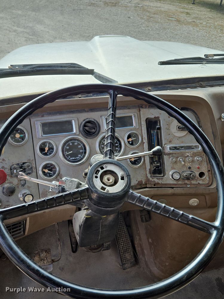 image for item DP6727 1996 Ford L-9000 semi truck