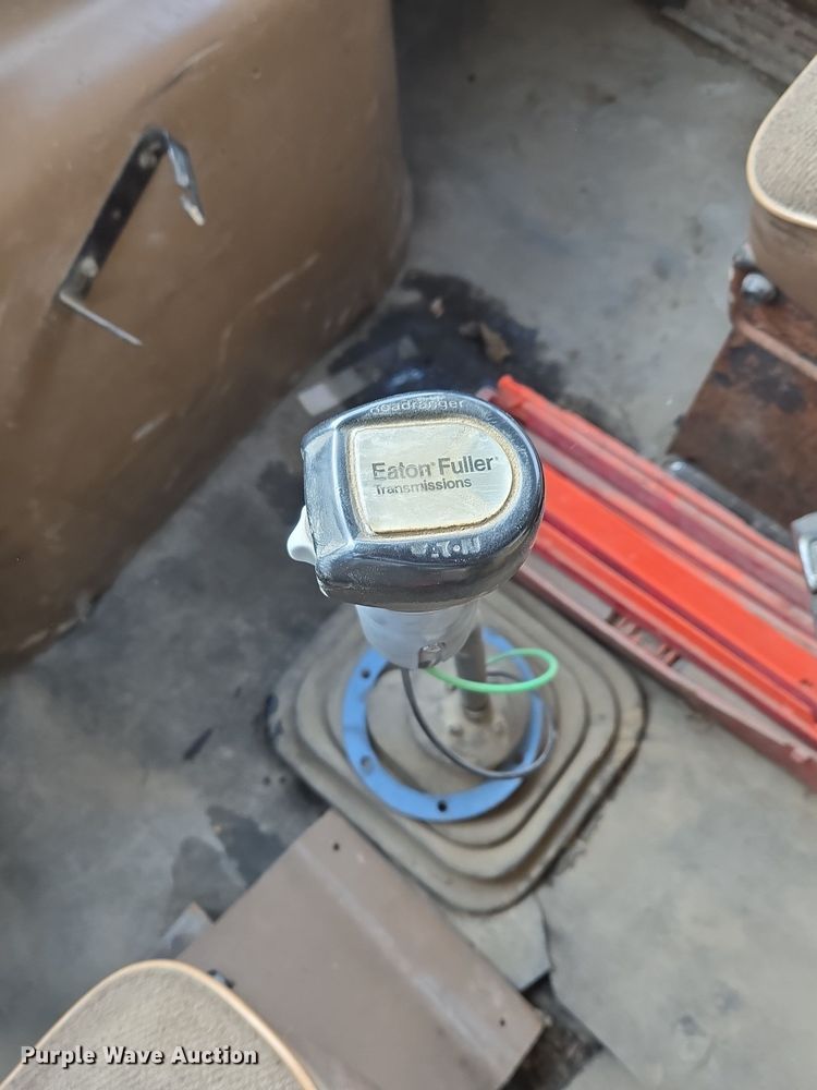 image for item DP6727 1996 Ford L-9000 semi truck